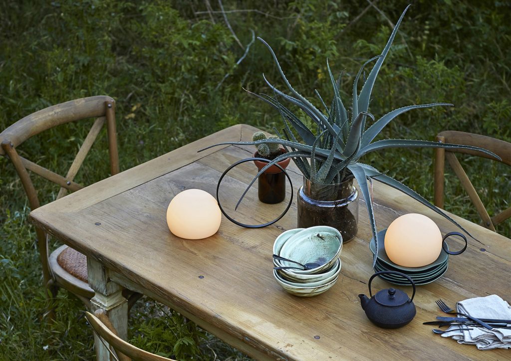 افزودن چراغ‌ها به عناصر طبیعی حیاط