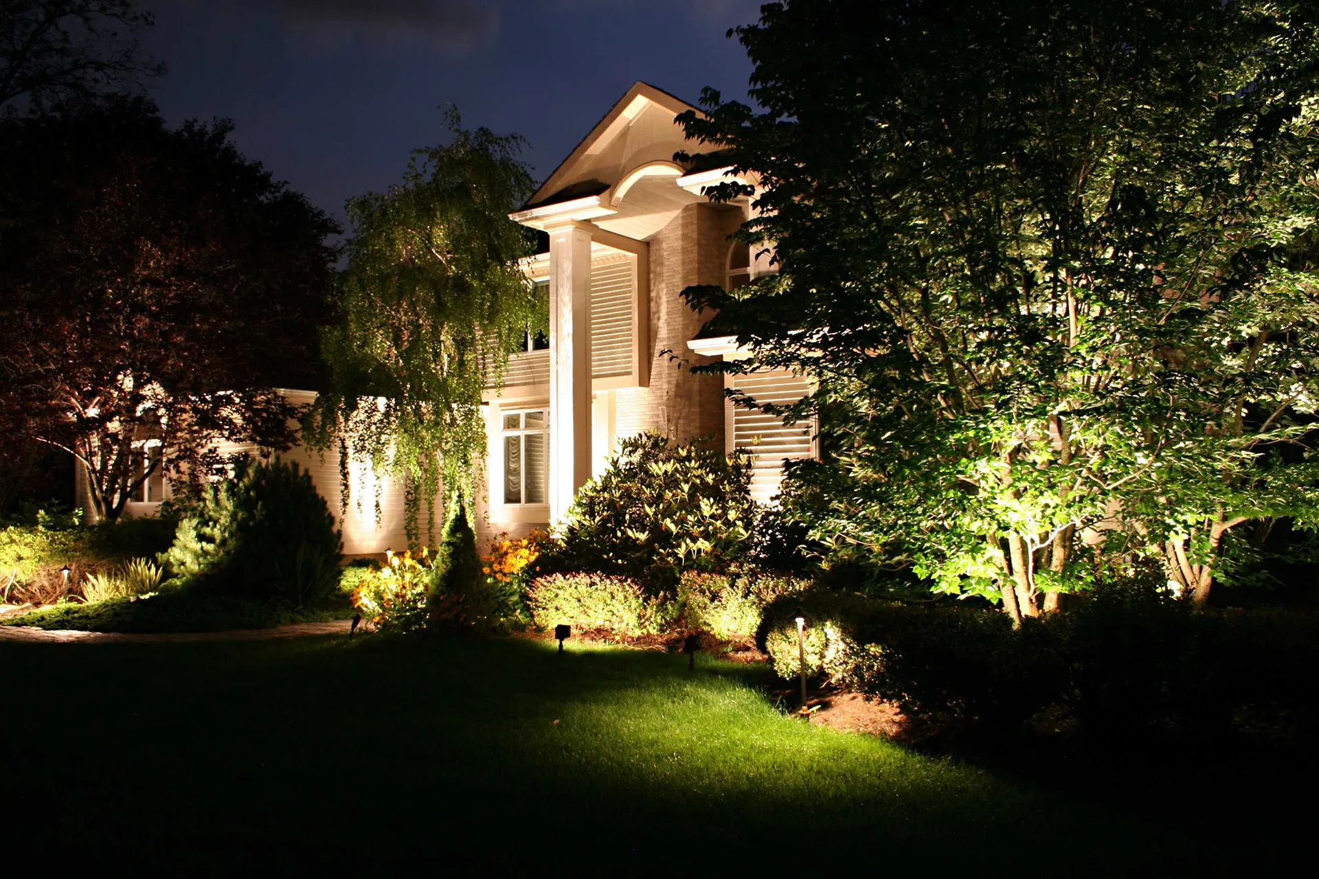 ترکیب نورپردازی با عناصر طبیعی